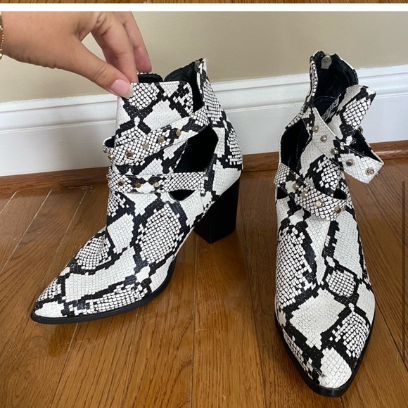 Snakeskin booties size 10 - Picture 4 of 6